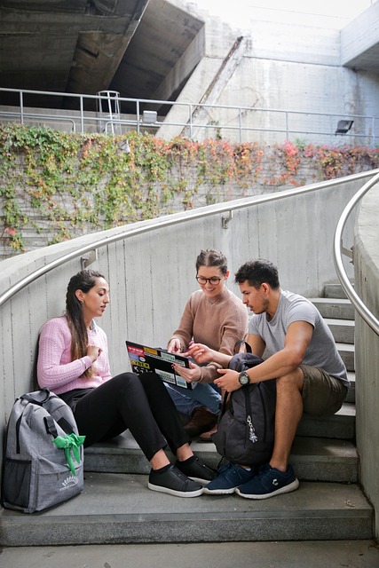 gruppo studenti collaborano preparazione impasto tavolo condiviso