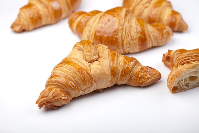 croissant sfogliati burro strati visibili pasticceria francese