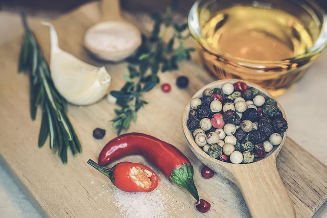 focaccia genovese olio oliva rosmarino superficie dorata croccante
